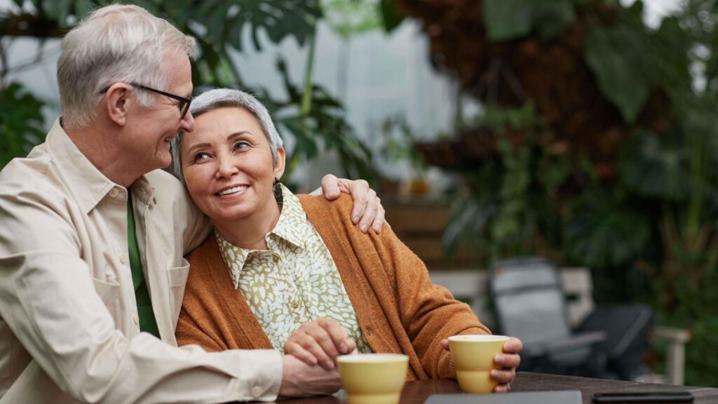 Idősebb házaspár kávézik együtt. illusztráció az aktív időskor, párkapcsolati harmónia, hormonpótlás és életminőség témájához.
